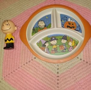 Charlie Brown Halloween plate with bonus figures